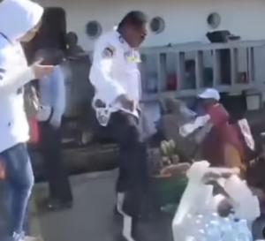 Oknum KSOP menendang lapak dagangan di sekitar pelabuhan Kendari. (wartabanjar.com - Ist. @memomedsos)