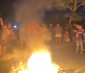 Warga melakukan aksi bakar ban di depan kantor PLN di Kabupaten Berau, Kalimantan Timur, Rabu dini hari. (wartabanjar.com - Ist. Tangkap layar video kiriman warga)