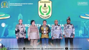Ketua Sementara DPRD Kota Banjarmasin, H Rudy Heriadi menerima Nirwasita Tantra 2023 dari Menteri LHK, Siti Nurbaya. (wartabanjar.com - Ist. Humas Setwan)