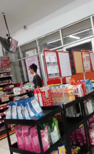 Pria berpenampilan ODGJ meminta rokok di sebuah minimarket. (wartabanjar.com - Ist. @pemalangupdate)