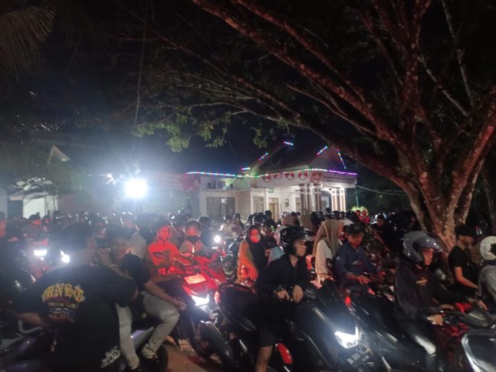 Tarif parkir melebihi ketentuan terjadi pada saat konser musik NDX A.K.A di Balangan. (wartabanjar.com - Alfi)