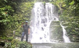 Bupati Balangan, H Abdul Hadi, saat berkunjung ke air terjun Batarius pada 2021 lalu. (wartabanjar.com - Ist. MC Balangan)