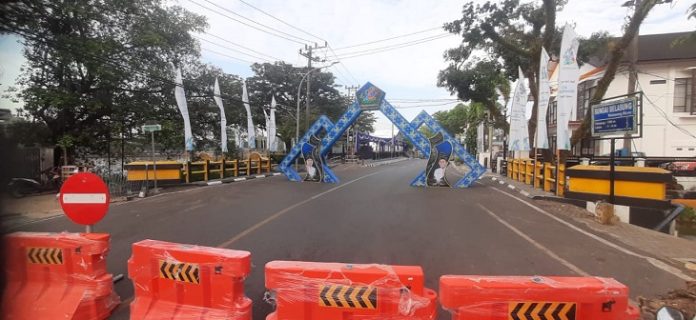 Jalan RE Martadinata depan Balai Kota Banjarmasin telah ditutup, Jumat pagi. (wartabanjar.com - Istimewa)