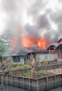 _Kebakaran di Sungai Lulut, Jumat siang. (wartabanjar.com - Ist. Kiriman warga)