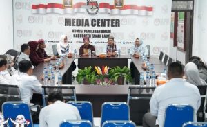 Komisioner KPU RI, Idham Holik melakukan pemantauan ke KPU Kabupaten Tanah Laut. (wartabanjar.com - Humas)