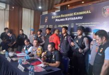 Kabur 2 Pekan ke Sulawesi Selatan Usai Curi Perhiasan Emas dan Uang Tunai Ibu Angkat, Pemuda ini Dibekuk Polres Kotabaru