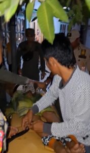 Personel Satpol PP dan Damkar Tala mengamankan ODGJ yang meresahkan warga Batakan. (wartabanjar.com - Ist. Satpol PP Tala)