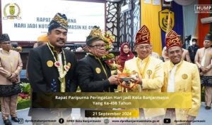 Wali Kota H Ibnu Sina didampingi Wawali Arifin Noor menyerahkan nasi Astakona kepada Rudy Heriadi. (wartabanjar.com - Setwan)