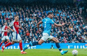 Pemain Man City (biru) menggiring bola ke jantung pertahanan Arsenal. (wartabanjar.com - Ist. IG Man. City)