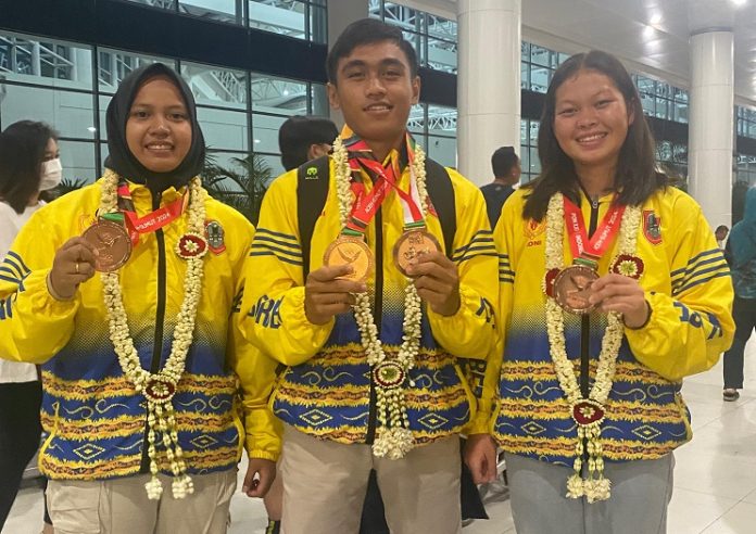 Tiga atlet arung jeram asal Kabupaten Balangan berhasil mempersebahkan medali untuk kontingen Kalsel di PON XXI 2024. (wartabanjar.com - Ist. Alfianoor Rahman)