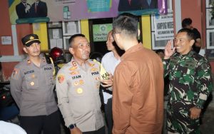 Kapolres Banjar turun langsung dalam pengamanan di KPU yang melaksanakan pengundian nomor urut paslon Pilbup. (wartabanjar.com - Nurul Octaviani)