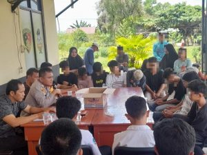 Polsek Sungai Tabuk melakukan pertemuan dengan para orangtua, guru dan tokoh masyarakat serta remaja yang berkelahi menggunakan sajam. (wartabanjar.com - Ist. Humas)