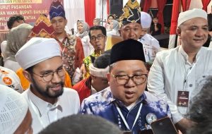 Syaifullah Tamliha didampingi Habib Ahmad Bahasyim menjawab pertanyaan media usai pengundian nomor urut. (wartabanjar.com - Nurul Octaviani)