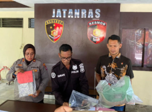 Kapolsek Pahandut Kompol Volvy Apriani memimpin konferensi pers pengungkapan kasus kebakaran. (wartabanjar.com - Ist. Polresta Palangka Raya)