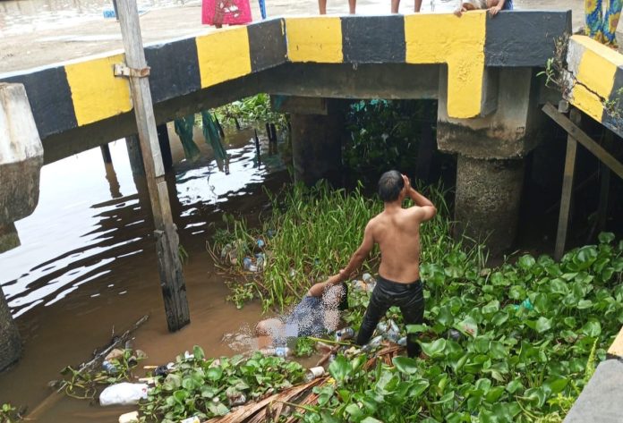 Wanita tercebur ke Sungai Martapura sekitar Siring Pasar Sudimampir, Minggu sore. (wartabanjar.com - Ist. Rekanan)