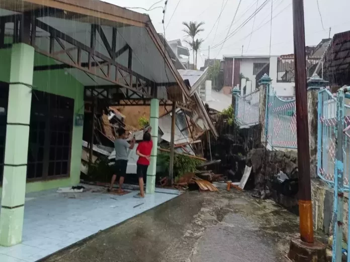 Dua rumah mengalami rusak parah setelah tertimbun longsor di Balikpapan, Kalimantan Timur, Senin. (Beritasatu.com)