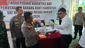 Pemusnahan sabu 1 kg oleh Polres Banjar dipimpin Kapolres AKBP M Ifan Hariyat. (wartabanjar.com - Nurul Octaviani)