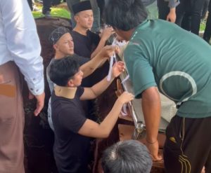 Sony Septian memakamkan ibundannya, Waty Siregar. (wartabanjar.com - Ist. IG. Fairuz)