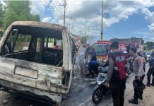 Sebuah Mobil Angkutan Kota Terbakar di Desa Sungai Taib Kotabaru