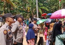 Sejumlah Personel Polisi Turut Amankan Acara Adat Pesta Laut Mappanre Ri Tasi'e di Kabupaten Kotabaru