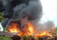 Tim Pemadam Kebakaran Berjibaku Padamkan Api di Alalak Tengah Banjarmasin
