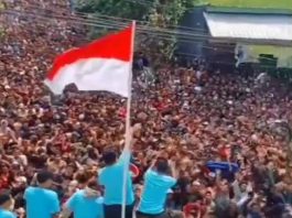 Viral Pengusaha Batik Lempar Uang Rp 35 Juta ke Kerumunan Warga