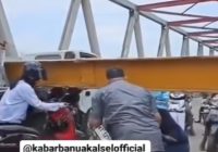 Portal Jembatan Paringin Kembali Roboh, Pengendara Sepeda Motor Harus Miringkan Kendaraan