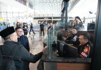 Begini Jadinya Jika Dirjen Imigrasi Silmy Karim Jaga Konter Bandara Soetta