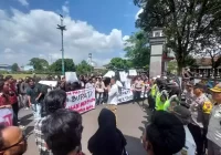 Warga Banyumas Demo ke Pj Bupati karena Dinilai Terlalu Pansos
