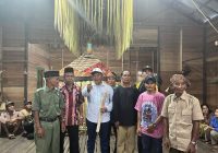 Pemilihan Bupati HST: Silaturahmi ke Desa Atiran, Tetuha Adat Gandeng Bang Rizal Masuk Balai Acara "Baancak"