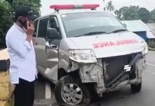 Pecah Ban, Ambulance Bawa Pasien Asal Balangan Tabrak Pembatas Jembatan di HSS