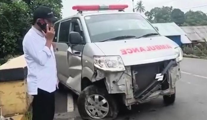 Ambulance asal Balangan tabrak pagar jembatan di HST akibat ban pecah. (wartabanjar.com - Ist)