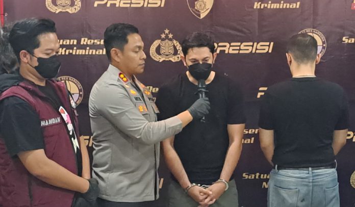 Andrew Andika saat dihadirkan dalam konferensi pers. (wartabanjar.com - Ist. Tribrata)