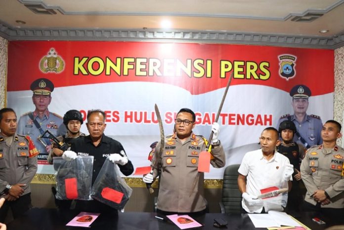 Kapolres HST, AKBP Pius X Febry Aceng Loda, memimpin Konferensi pers pengungkapan kasus penganiayaan berujung maut di Desa Andang. (wartabanjar.com - Alfianoor Rahman)