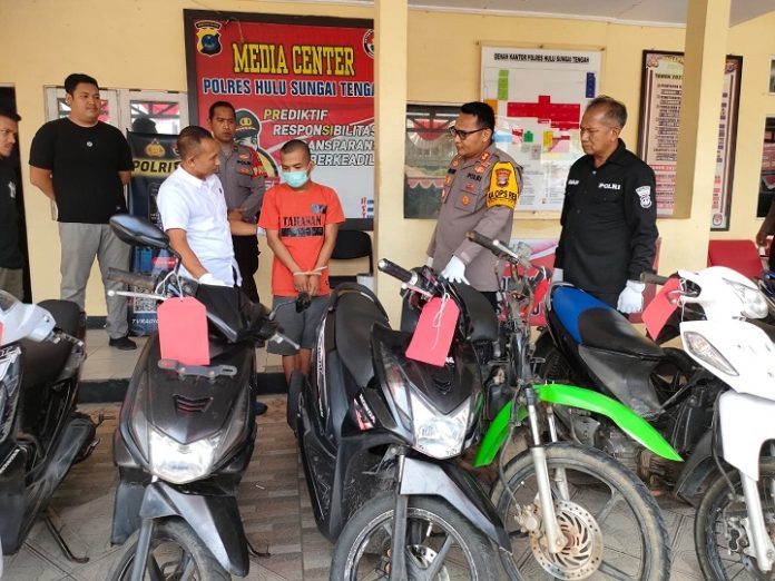 Tersangka curanmor dan barang bukti R2 yang berhasil diamankan Polres HST. (wartabanjar.com - Ist. Humas)