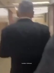 Benjamin Netanyahu lari di koridor ruangan saat rudal Iran serang Tel Aviv. (wartabanjar.com - Ist. Tangkapan layar)