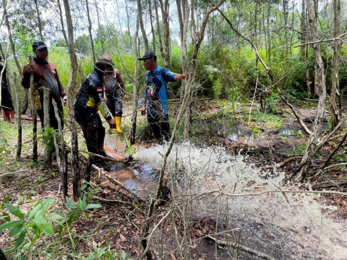 Pembasahan lahan di Jalan Golf ujung, Kota Banjarbaru, oleh Satgas dan BPBD Provinsi Kalsel. (wartabanjar.com - Ist. MC Kalsel)