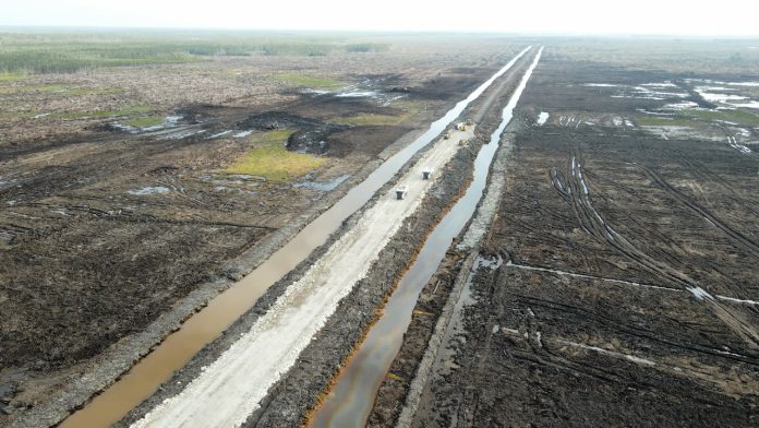 Infrastruktur jalan yang telah dibangun Haji Isam untuk menunjang mobilitas dan konektivias proyek cetak sawah 1 juta ha di Merauke. (wartabanjar.com)