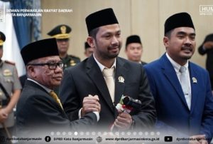 Rikval Fachruri menerima palu sidang dari pimpinan sementara DPRD Kota Banjarmasin, Rudi Heriyadi. (wartabanjar.com - Ist. Setwan)
