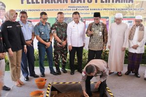 Ketua Sementara DPRD Provinsi Kalsel, Dr (HC) H Supian HK SH MH, melakukan peletakkan batu pembangunan gedung KPU dan Bawaslu di Banjarbaru. (wartabanjar.com - Setwan)