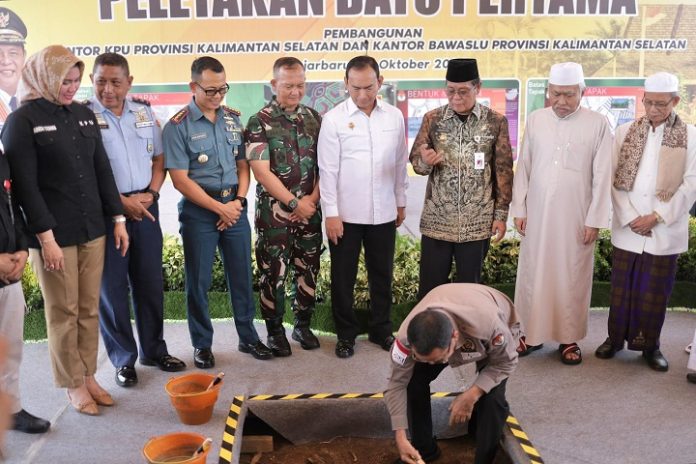 Ketua Sementara DPRD Provinsi Kalsel, Dr (HC) H Supian HK SH MH, melakukan peletakkan batu pembangunan gedung KPU dan Bawaslu di Banjarbaru. (wartabanjar.com - Setwan)