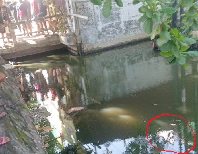 Penemuan mayat di aliran sungai Jalan A Yani Km 4,5 Banjarmasin. (wartabanjar.com - Ist. Kiriman warga)