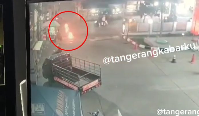 Pria bakar diri setelah cekcok dengan istri dekat SPBU di Tangsel. (wartabanjar.com - IG)