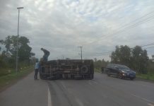 Truk Box Bawa Es Kristal Terguling di Jalan A Yani Pengayuan Liang Anggang