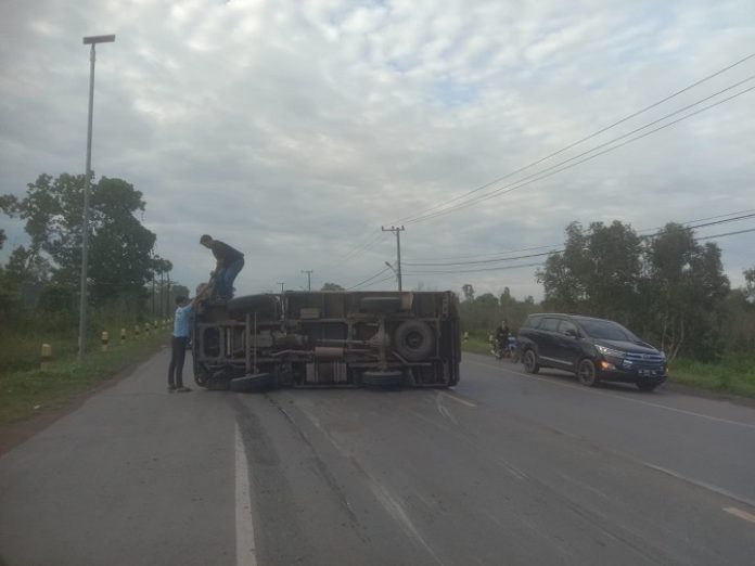 Truk box membawa es kristal terguling di Jala A Yani sekitar Pengayuan, Liang Anggang, Banjarbaru, Jumat pagi. (wartabanjar.com - Ist. Rekanan)