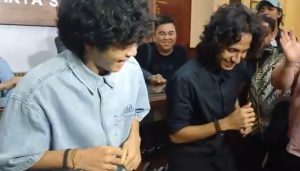 Vadel Badjideh (kiri) bersama kerabatnya berjoget usai diperiksa Polda Metro Jaya. (wartabanjar.com - Ist. YouTube)