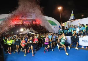 Peserta PLN Electric Run 2023 saat memulai lari dari garis start di Scientia Park, Gading Serpong, Tangerang tahun lalu. (DOK.PLN)