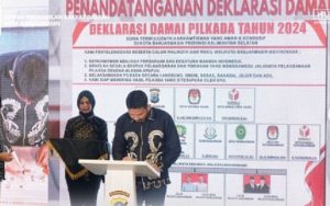 Ketua DPRD Kota Banjarmasin, Rikval Fachruri, turut menandatangani Deklarasi Damai Pilkada 2024. (wartabanjar.com - Ist. Humas DPRD Banjarmasin)