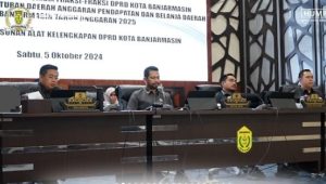 DPRD Kota Banjarmasin menggelar rapat paripurna dengan agenda pemandangan fraksi terhadap RAPBD 2025. (wartabanjar.com - Ist. Humpro)