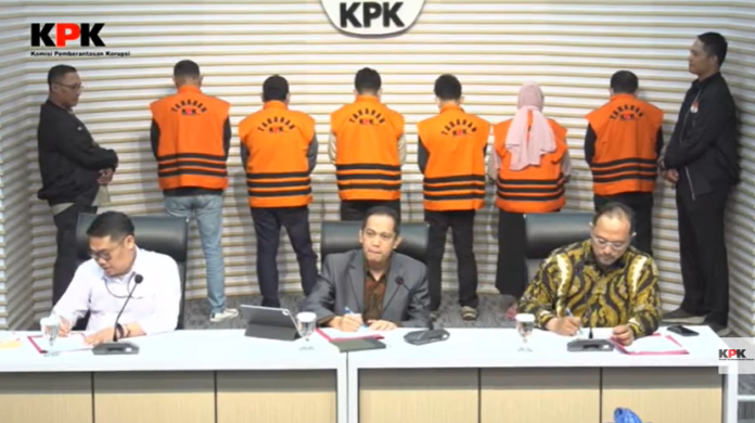 KPK menggelar ekspose hasil OTT di Pemprov Kalsel dan menahan 6 dari 8 orang yang telah ditetapkan sebagai tersangka. (wartabanjar.com - Ist YouTube)